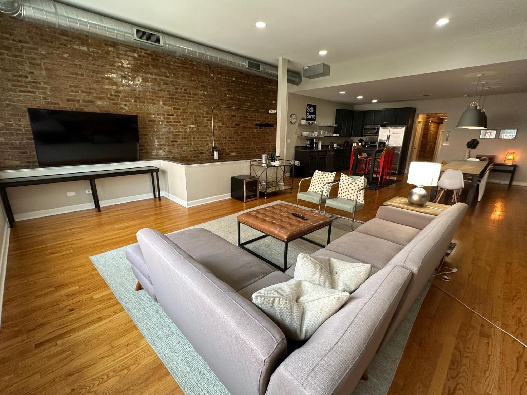 Trendy Wicker Park Loft With Parking