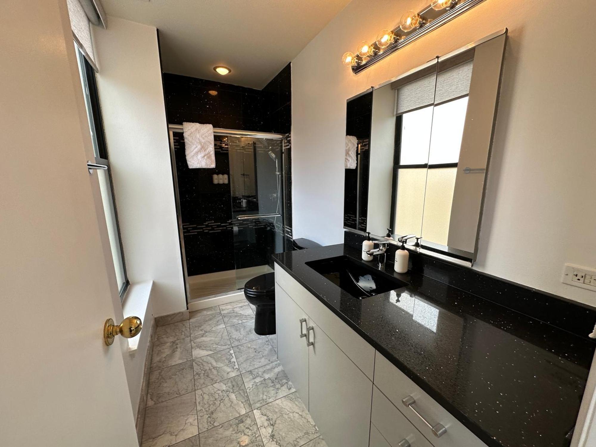 River North Hideaway With Amazing Views And Parking * Chicago