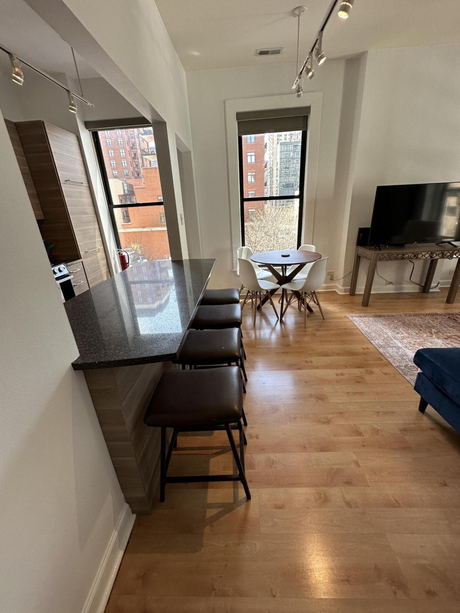 River North Hideaway With Amazing Views And Parking * Chicago