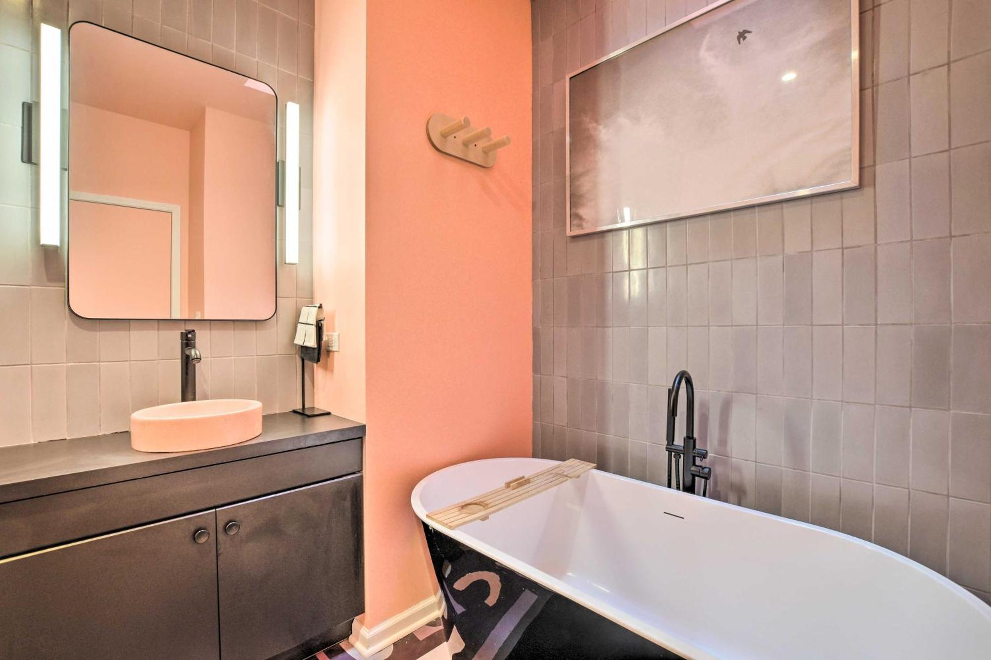 Holiday home Stylish Duplex Close To Parks And Dtwn