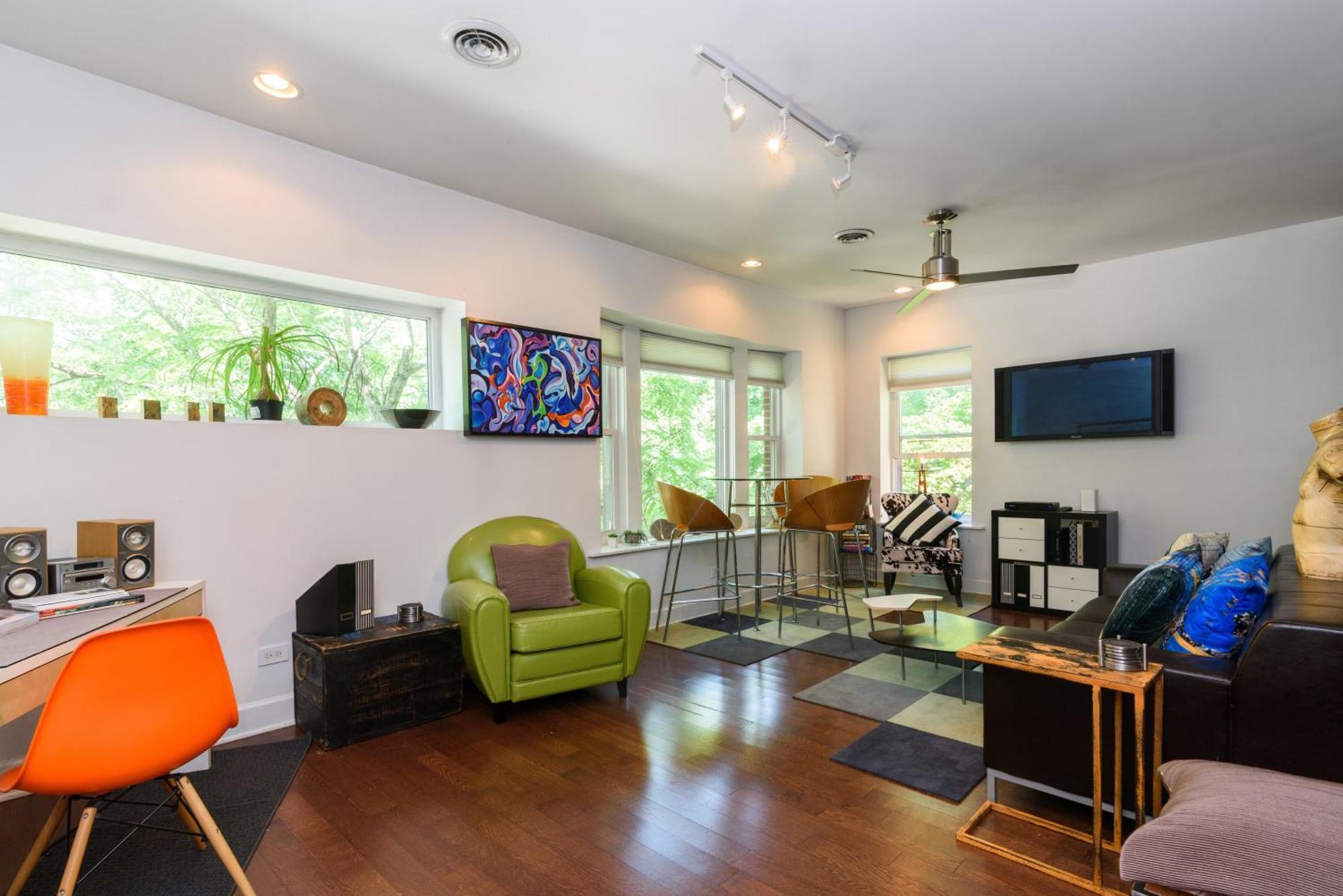 House 5863- Chicago's Premier Bed & Breakfast
