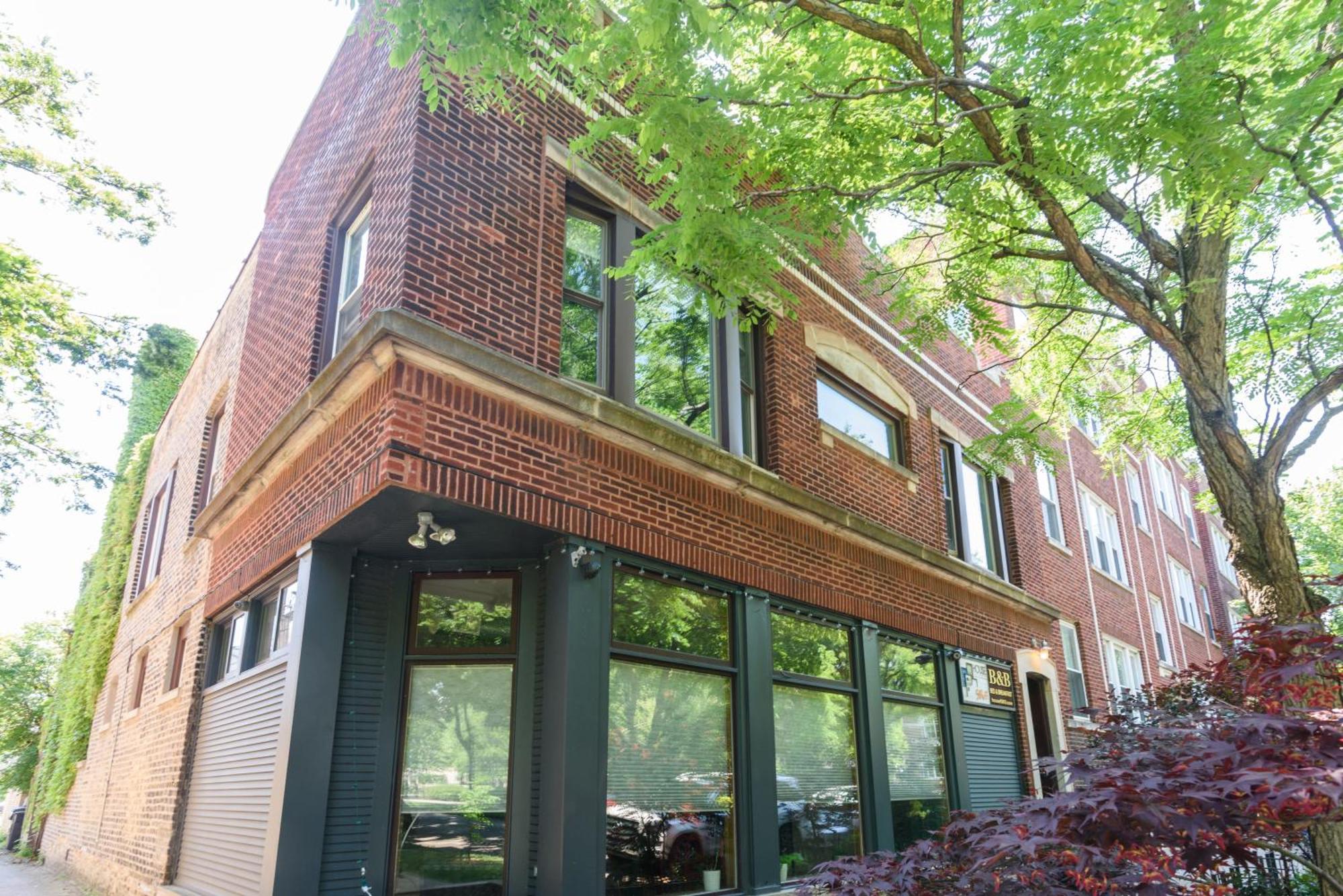 Bed & Breakfast House 5863- Chicago's Premier Chicago