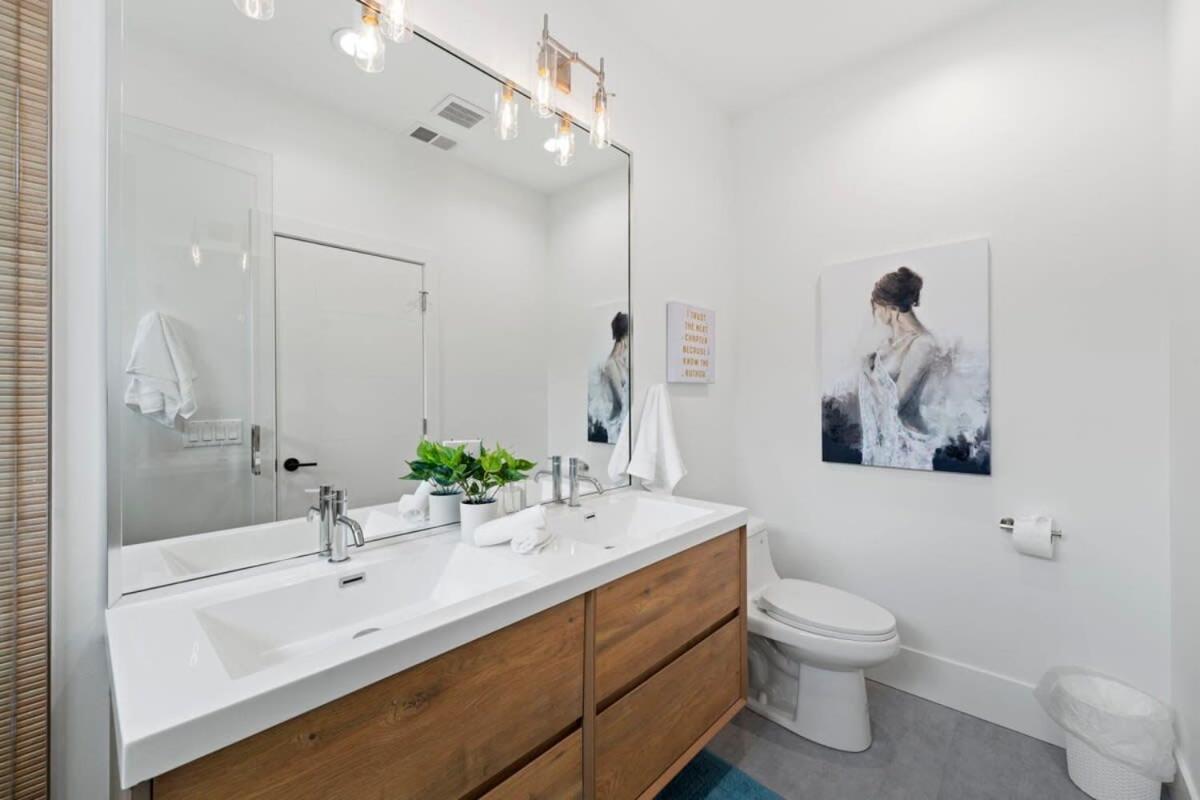 3 Bdr Astonishing New Steps From United Center Chicago