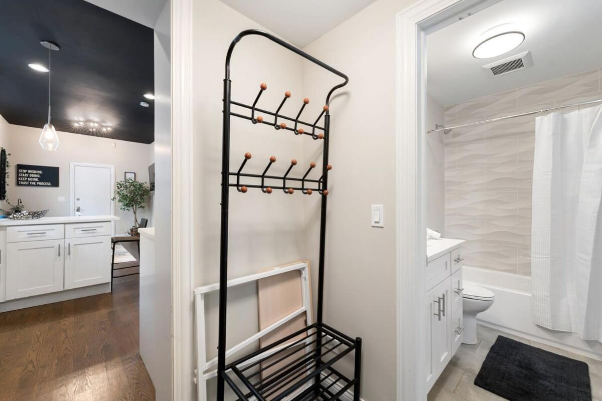 Stylish 2 Bdr Coach House Steps From The Chicago