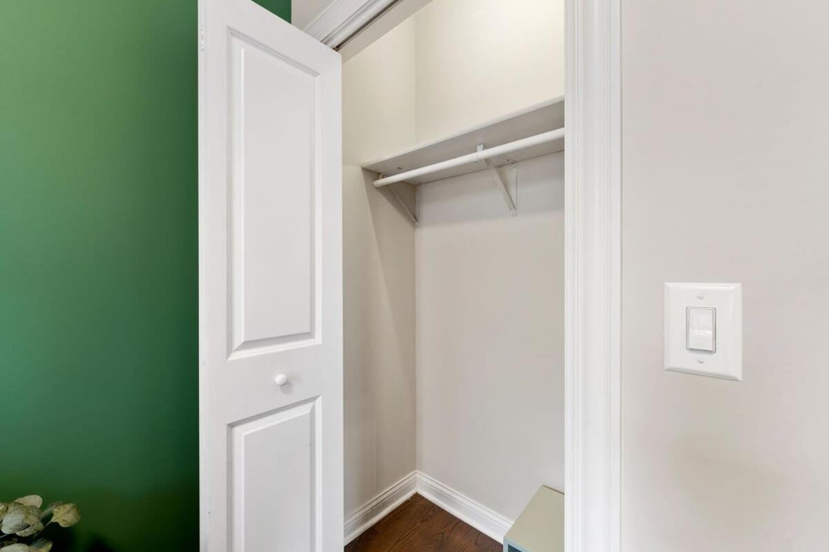 Stylish 2 Bdr Coach House Steps From The