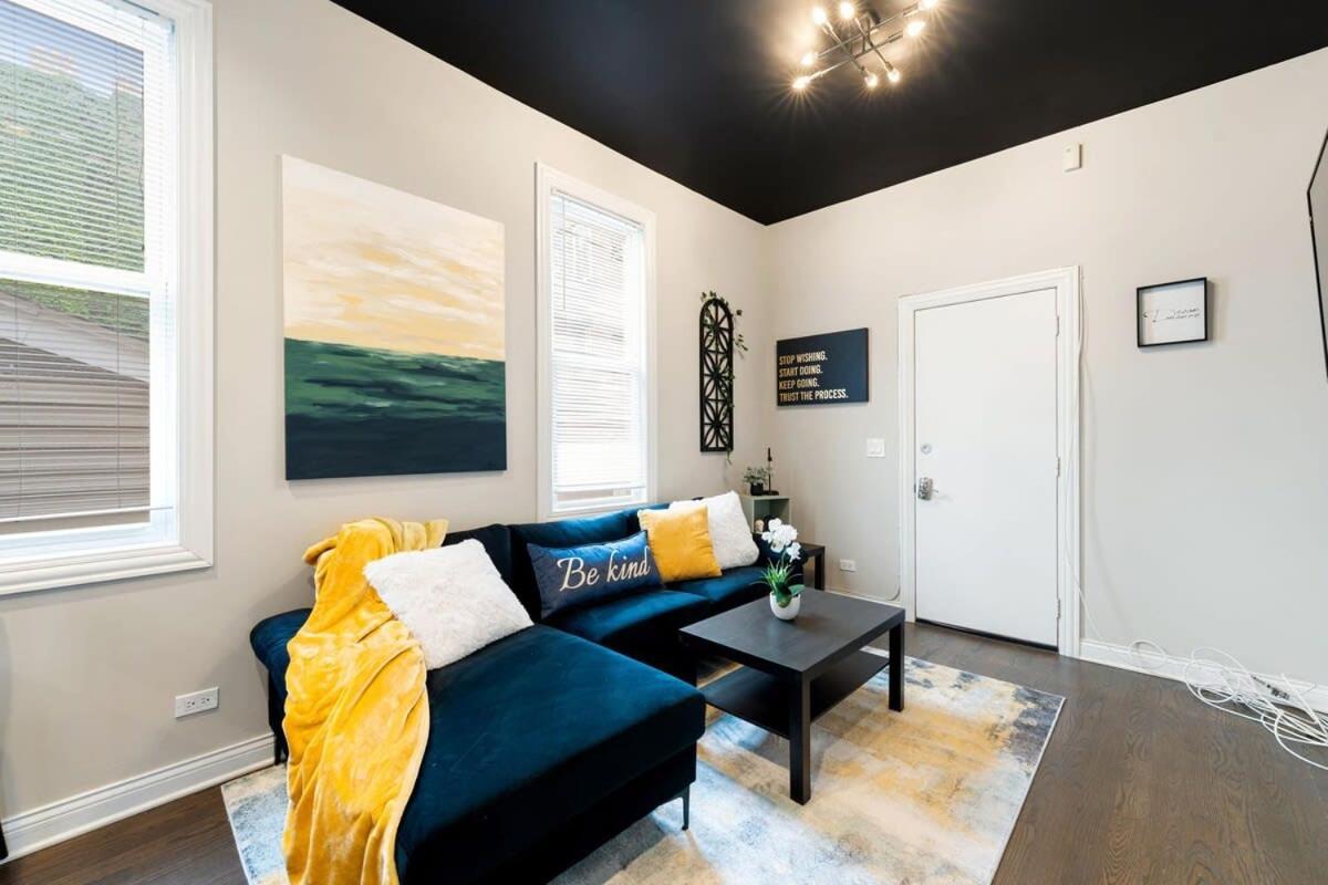 Stylish 2 Bdr Coach House Steps From The