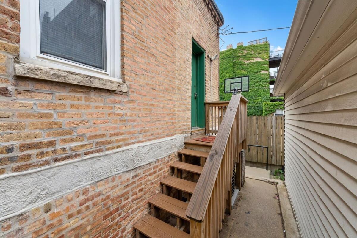Apartment Stylish 2 Bdr Coach House Steps From The