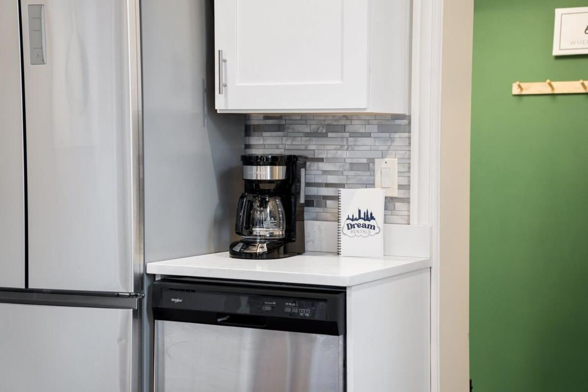 Stylish 2 Bdr Coach House Steps From The Chicago