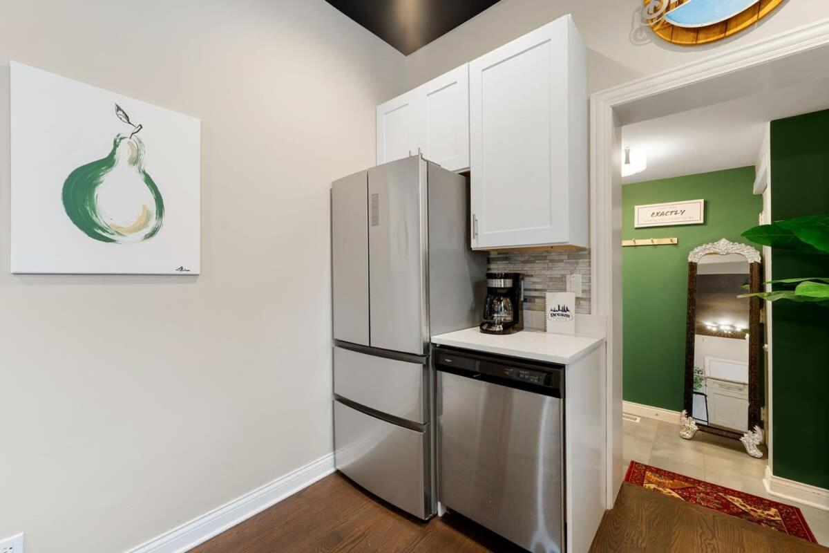 Apartment Stylish 2 Bdr Coach House Steps From The