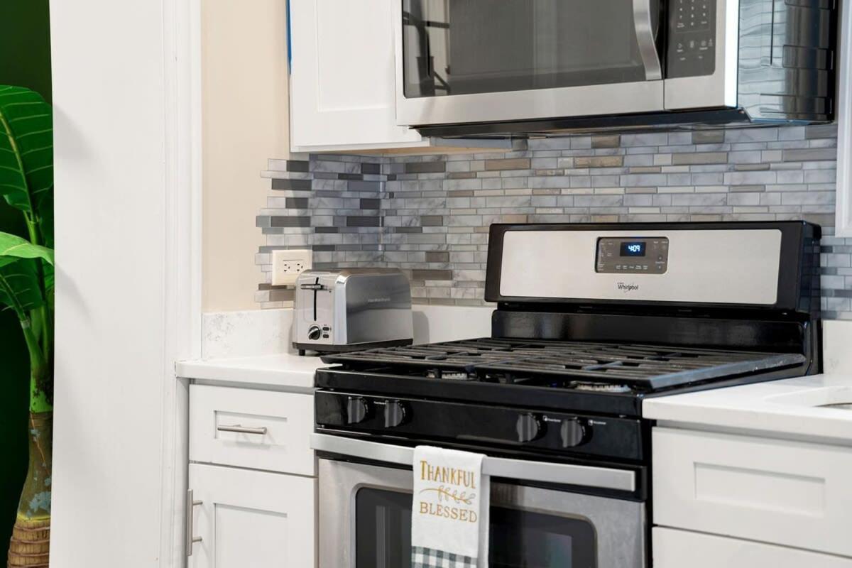 Apartment Stylish 2 Bdr Coach House Steps From The *