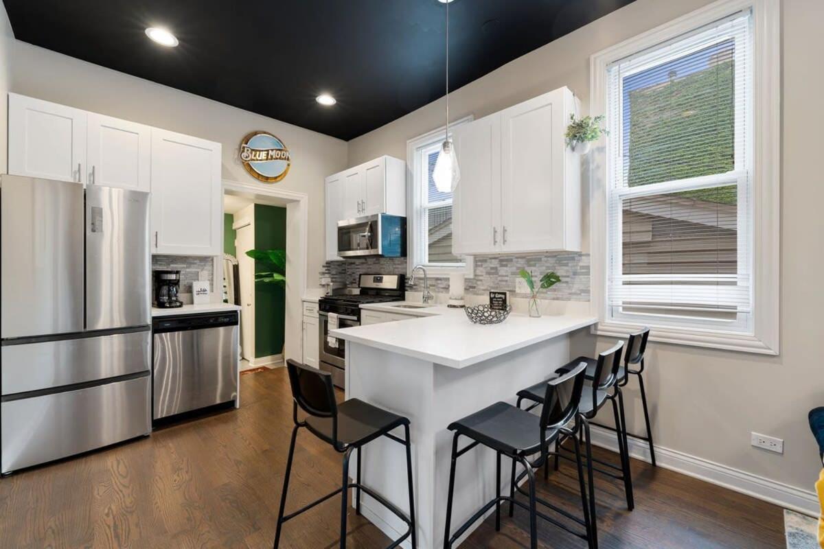 Stylish 2 Bdr Coach House Steps From The Chicago