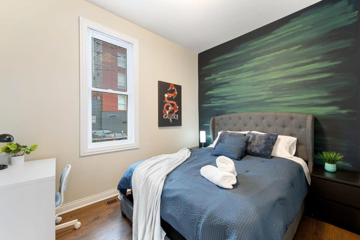 Apartment Stylish 2 Bdr Coach House Steps From The