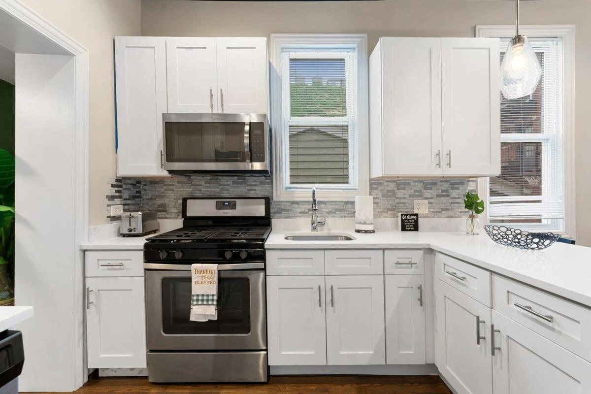 Apartment Stylish 2 Bdr Coach House Steps From The *