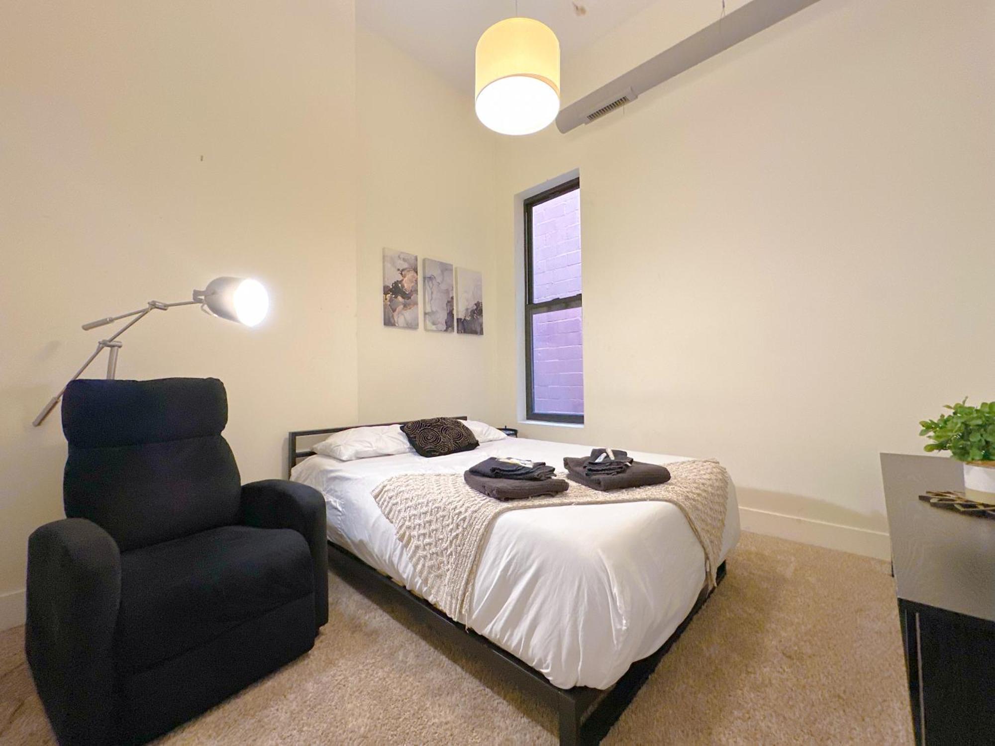 Mccormick Place 420 Friendly 2br/2ba With Optional Parking For Up To 6 Guests *