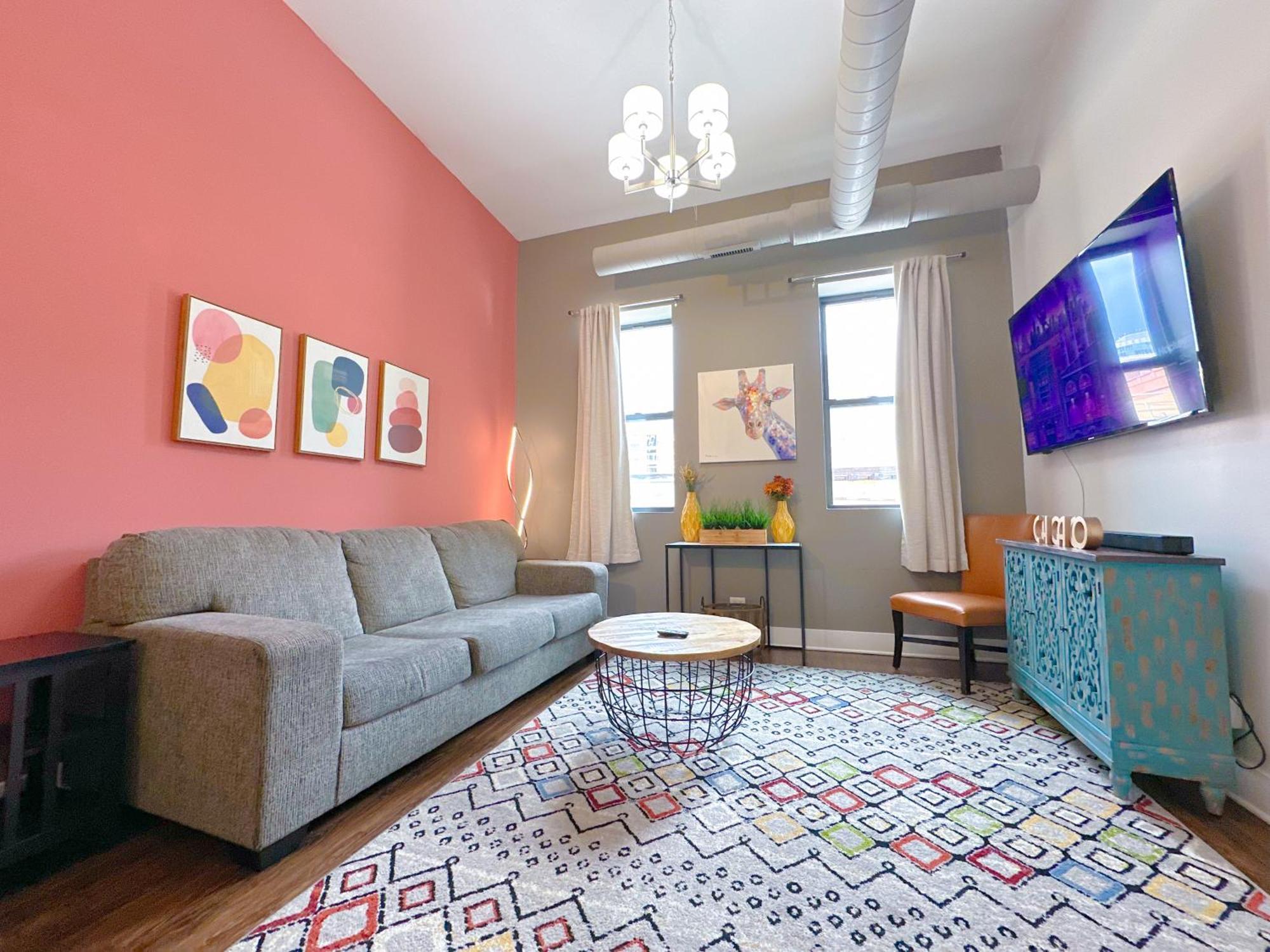 Mccormick Place 420 Friendly 2br/2ba With Optional Parking For Up To 6 Guests *