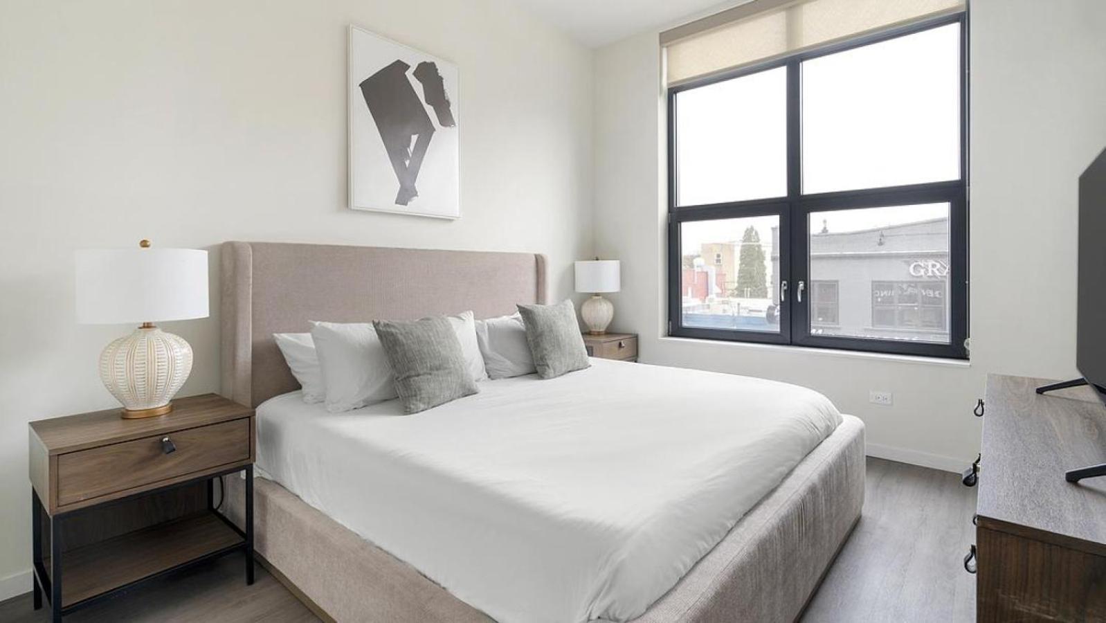 Landing At Logan - In Logan Square Apartment Chicago