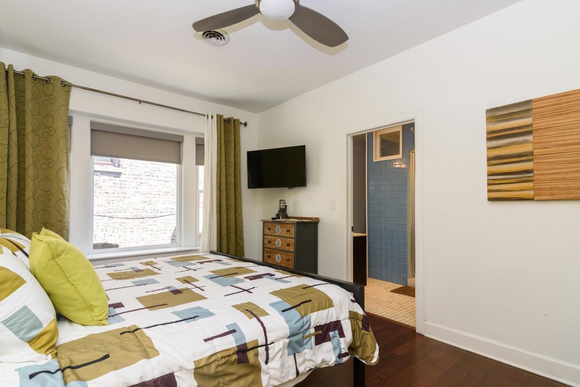 House 5863- Chicago's Premier 4* Chicago