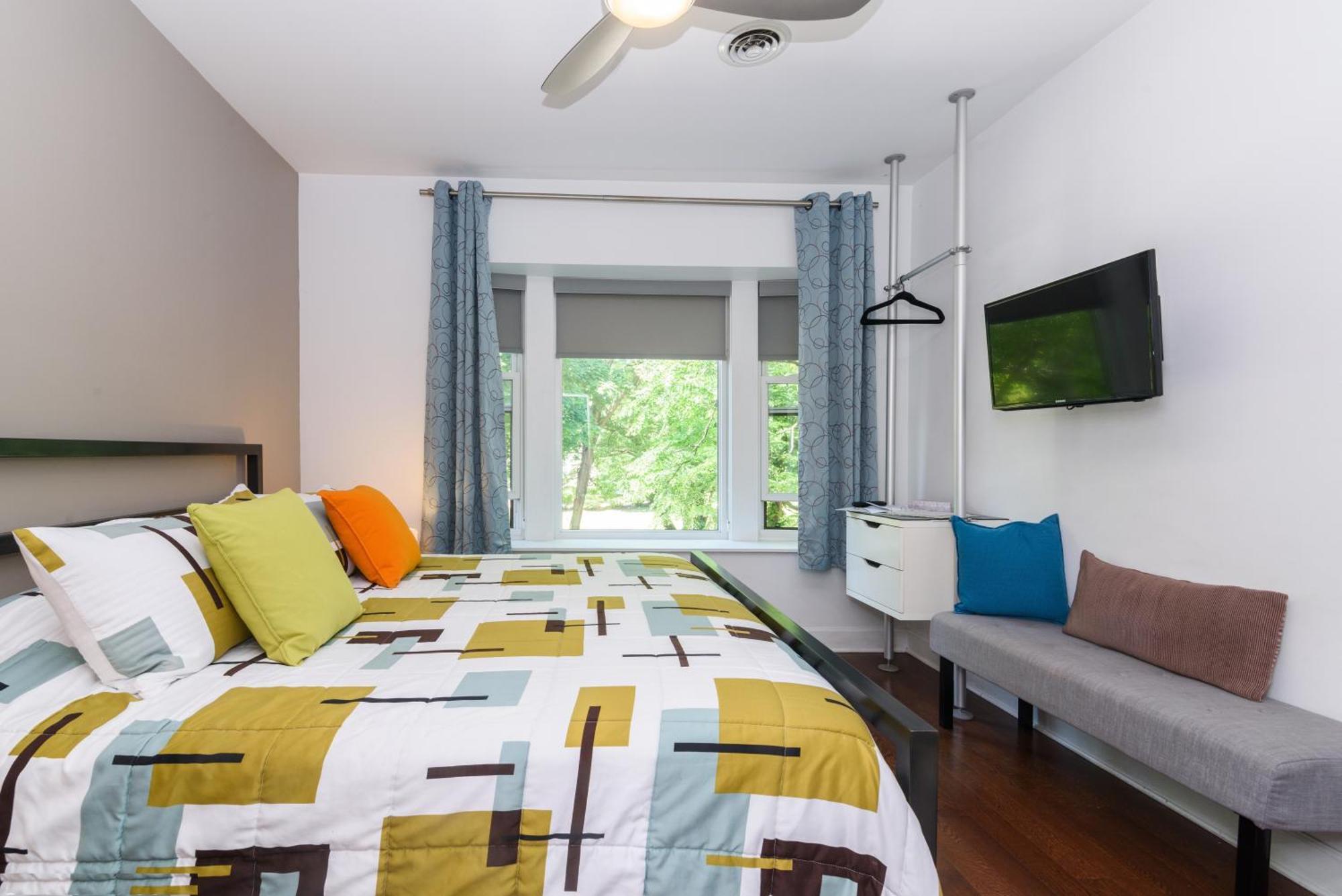 House 5863- Chicago's Premier 4* Chicago