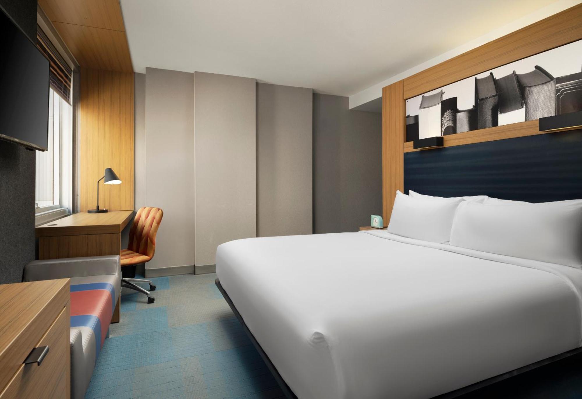 Aloft Downtown River North Hotel
