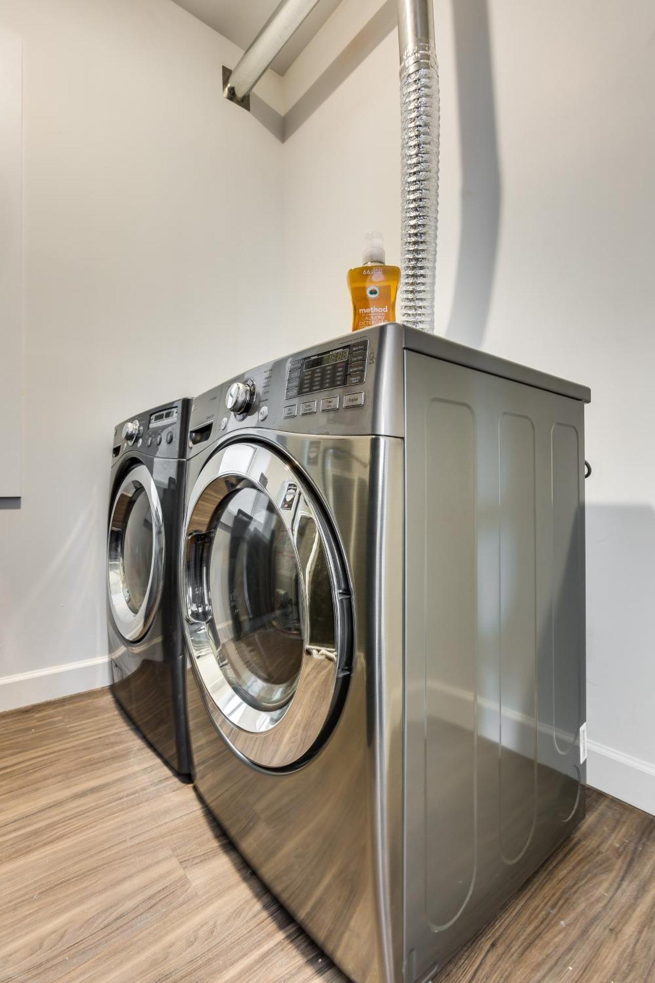 Apartment Pet Friendly And For 7! Large Common Areas To Converse And Connect Apts *
