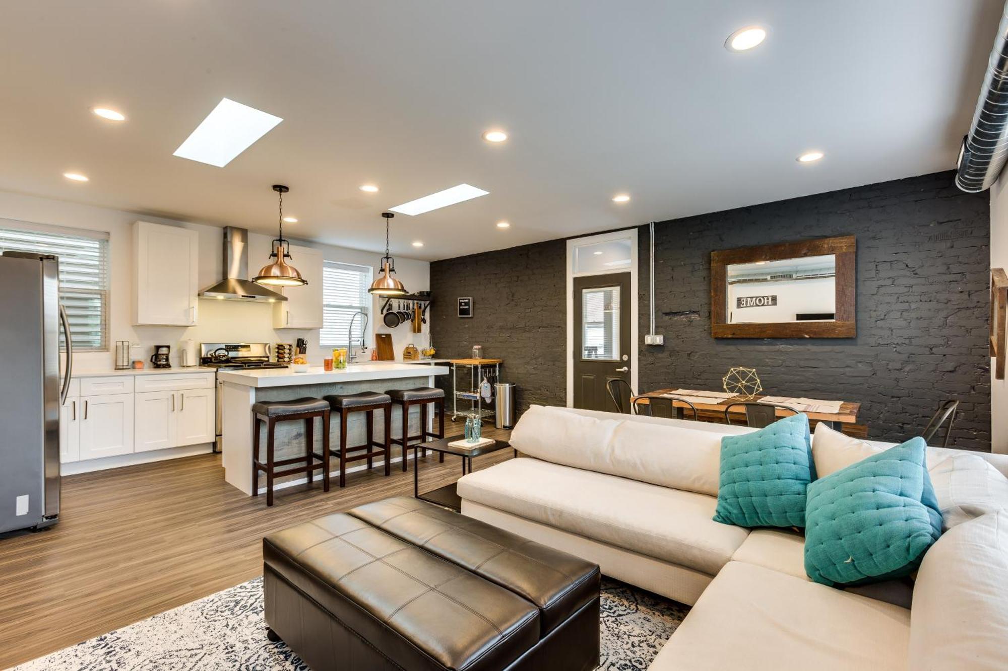 Apartment Pet Friendly And For 7! Large Common Areas To Converse And Connect Apts