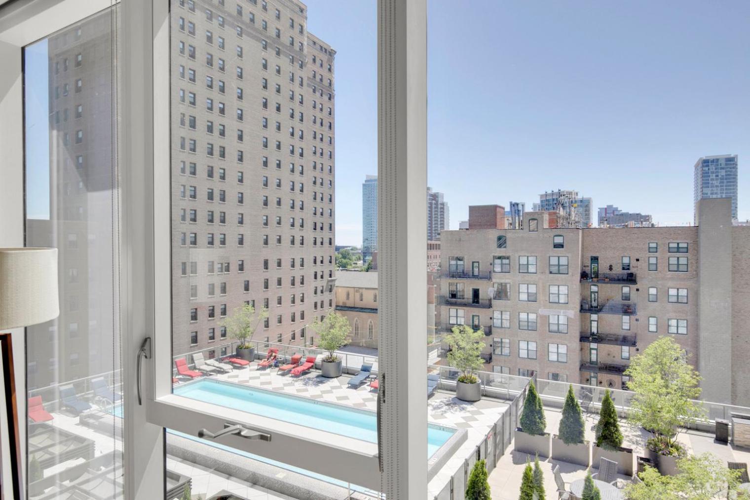 S Loop W Lounge Pool Gym Nr Grant Park Chi-761 *