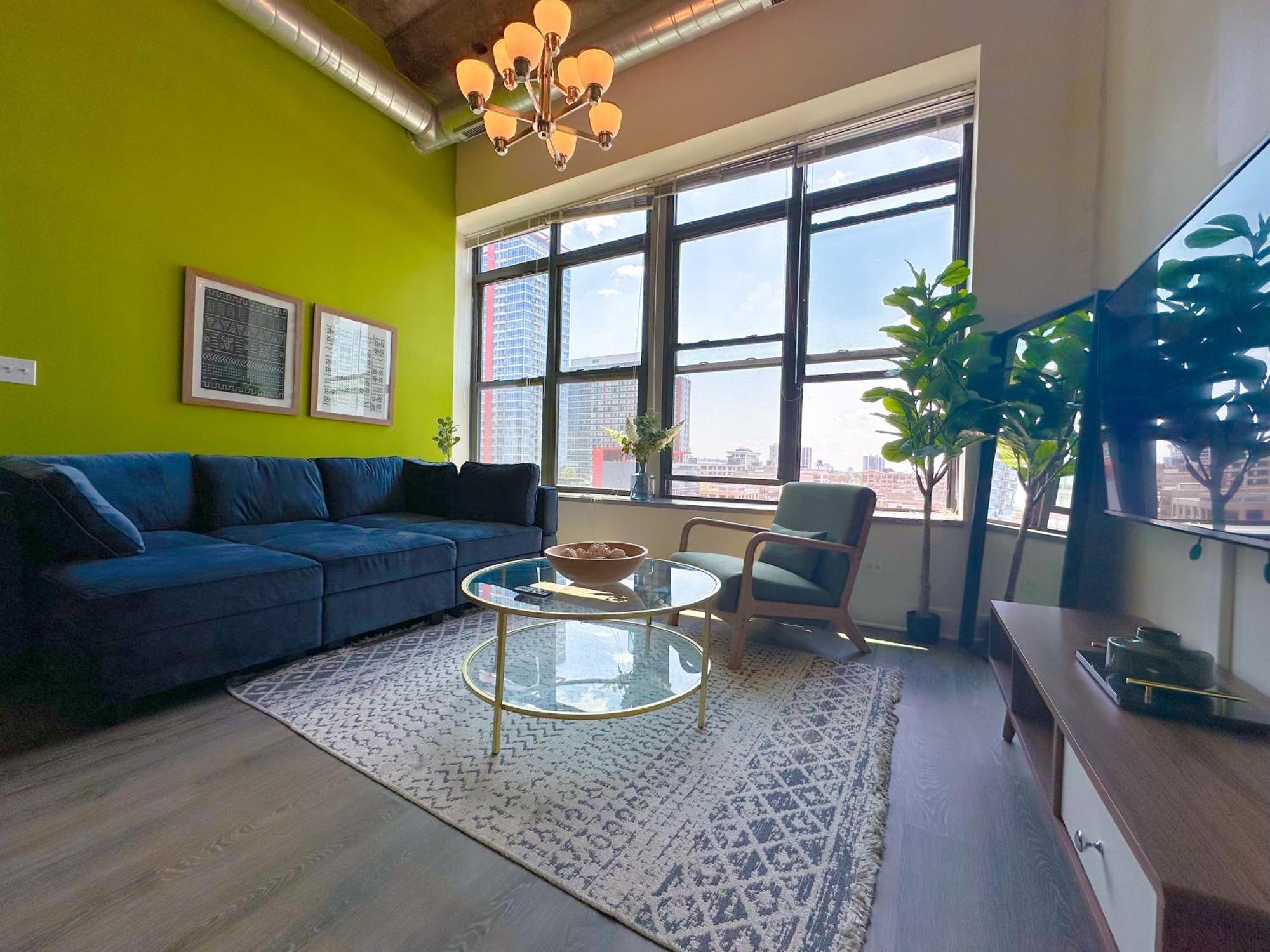 Mccormick Place Modern 2br-2ba Loft With Optional Parking For 8 Guests