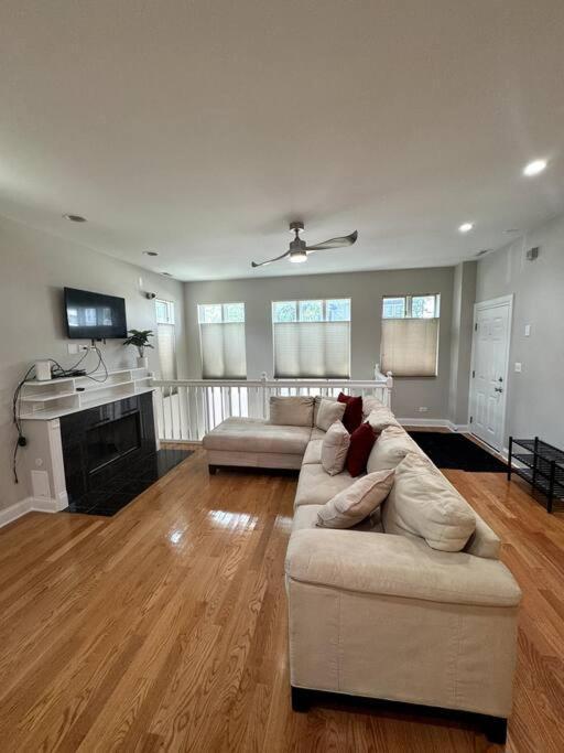 5 Bed 4 Bathroom In 10min Drive From Downtown * Chicago