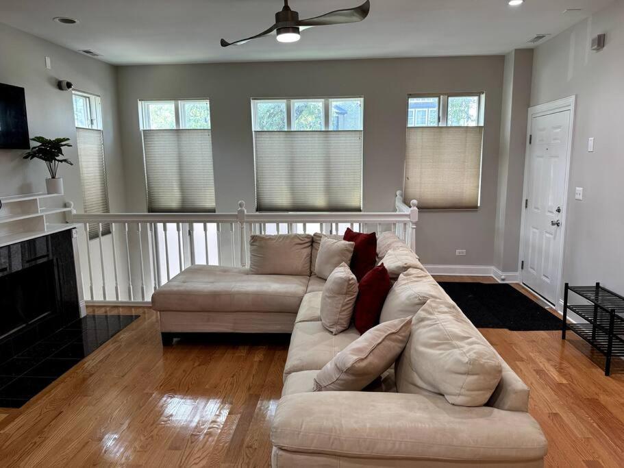 Apartment 5 Bed 4 Bathroom In 10min Drive From Downtown Chicago