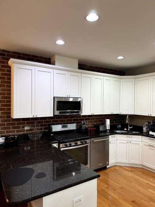 5 Bed 4 Bathroom In 10min Drive From Downtown Chicago