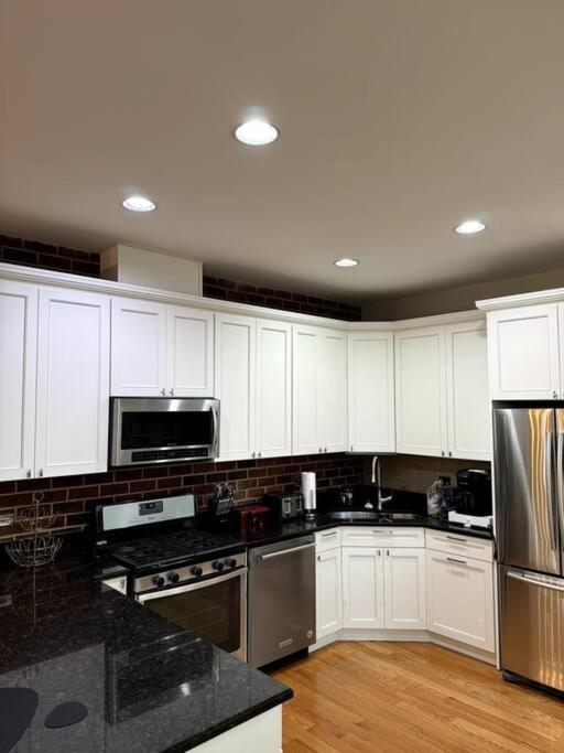 5 Bed 4 Bathroom In 10min Drive From Downtown