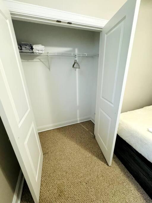5 Bed 4 Bathroom In 10min Drive From Downtown