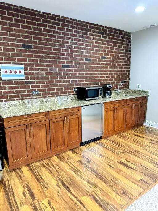5 Bed 4 Bathroom In 10min Drive From Downtown Apartment Chicago