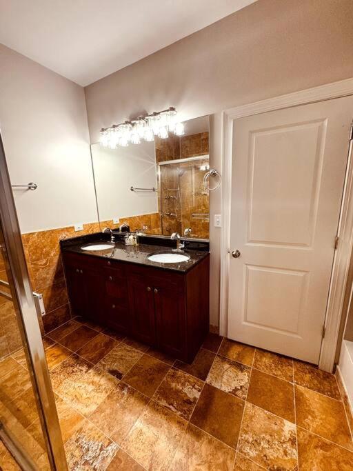 5 Bed 4 Bathroom In 10min Drive From Downtown Chicago