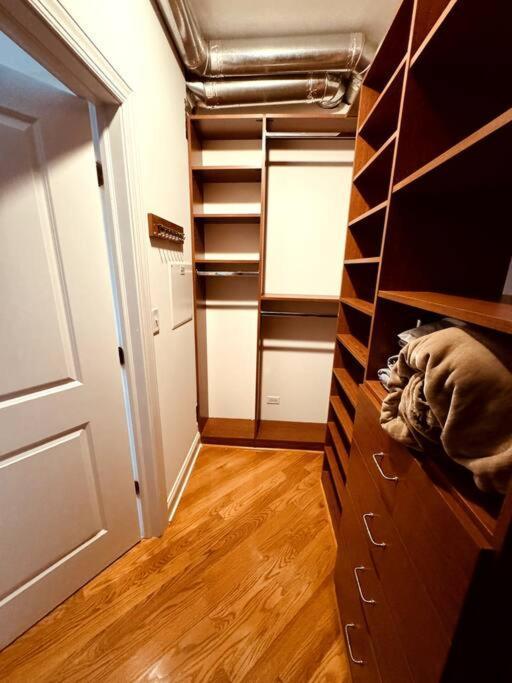 Apartment 5 Bed 4 Bathroom In 10min Drive From Downtown *