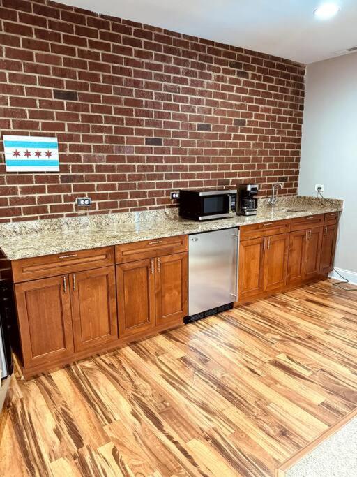 5 Bed 4 Bathroom In 10min Drive From Downtown Apartment *