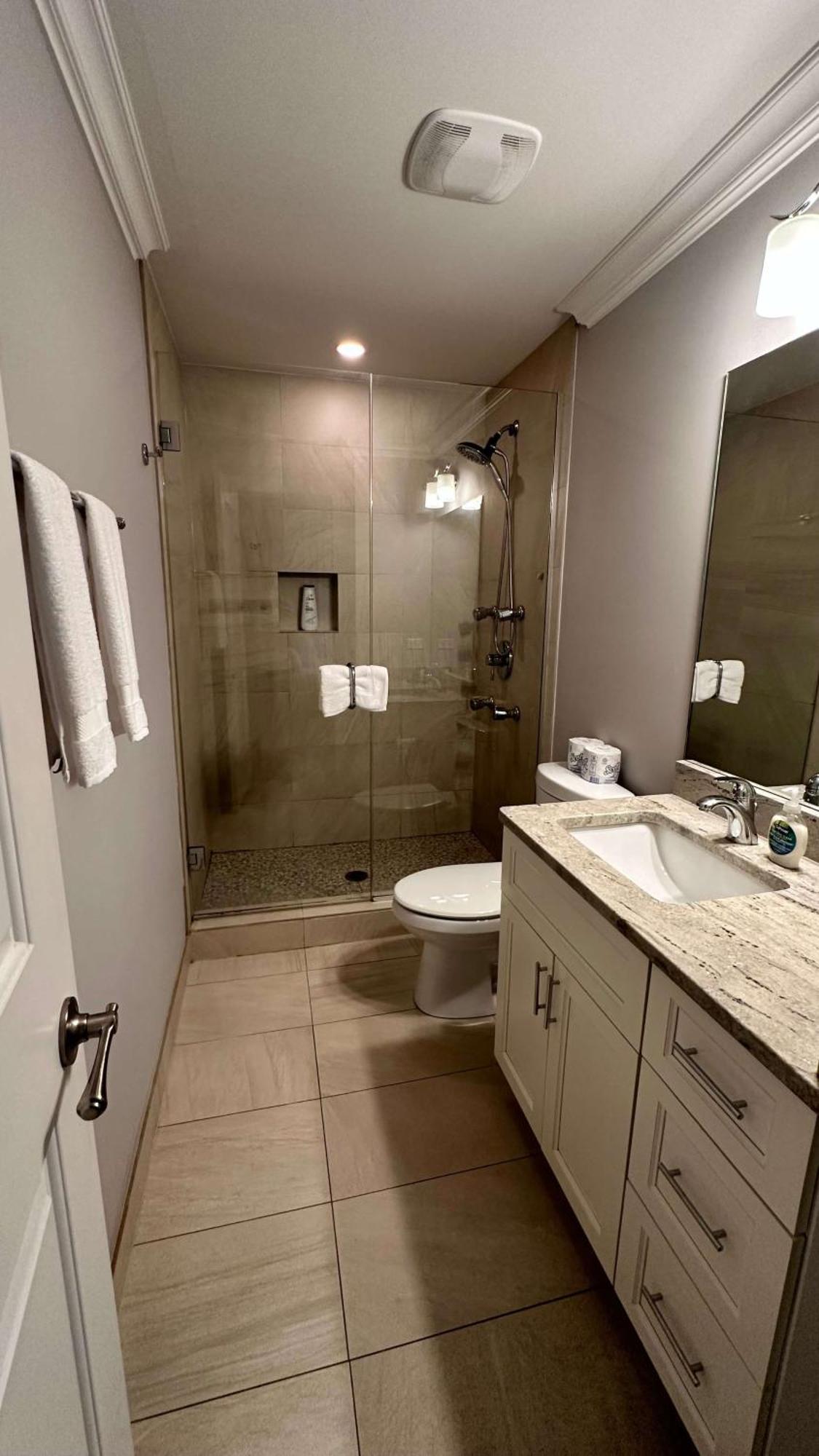 Private Balcony 1 Garage Parking Sleeps 6 Apartment *