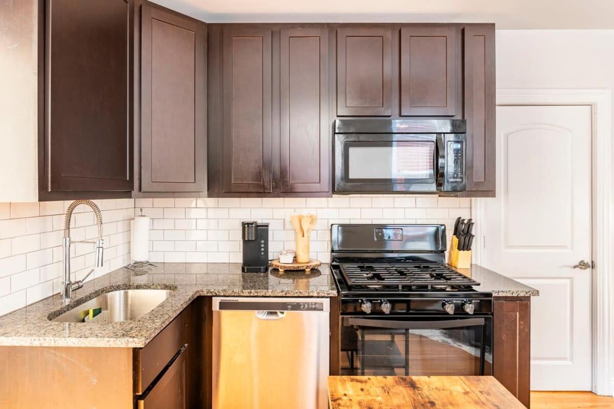 Cozy 2 Bedroom 1 Ba Flat Just 10 Mins From Downtown *