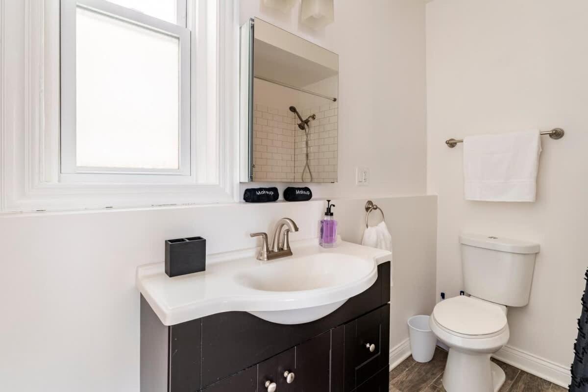 Cozy 2 Bedroom 1 Ba Flat Just 10 Mins From Downtown Apartment