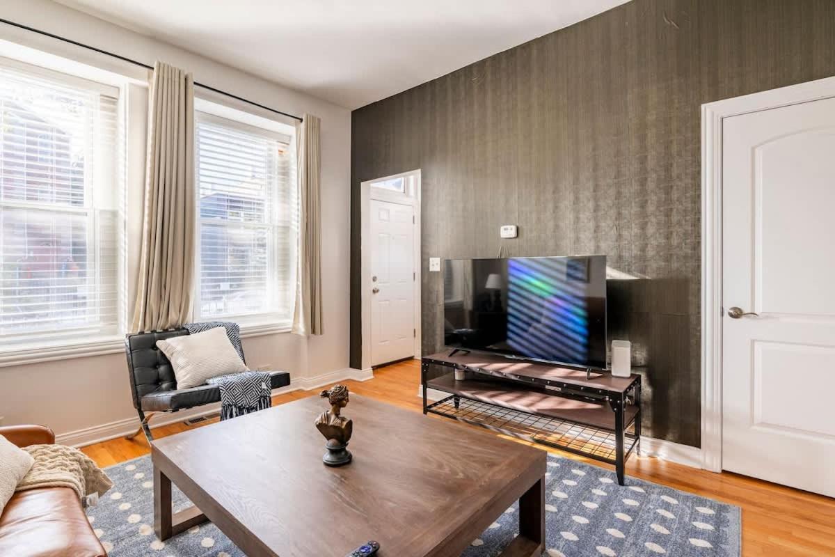 Cozy 2 Bedroom 1 Ba Flat Just 10 Mins From Downtown Chicago