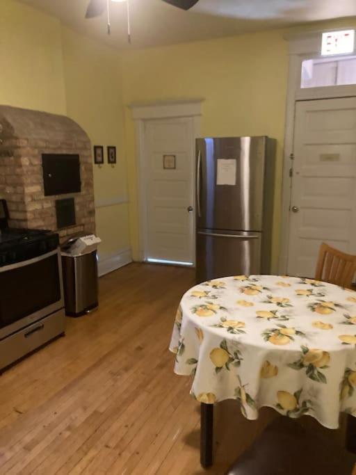 Queen Bed With Private Ensuite Bathroom In Lakeview - 3d Bed & Breakfast