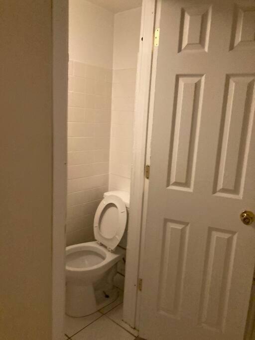 Bed & Breakfast Queen Bed With Private Ensuite Bathroom In Lakeview - 3d