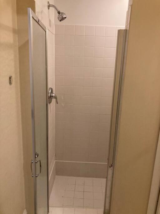 Bed & Breakfast Queen Bed With Private Ensuite Bathroom In Lakeview - 3d Chicago