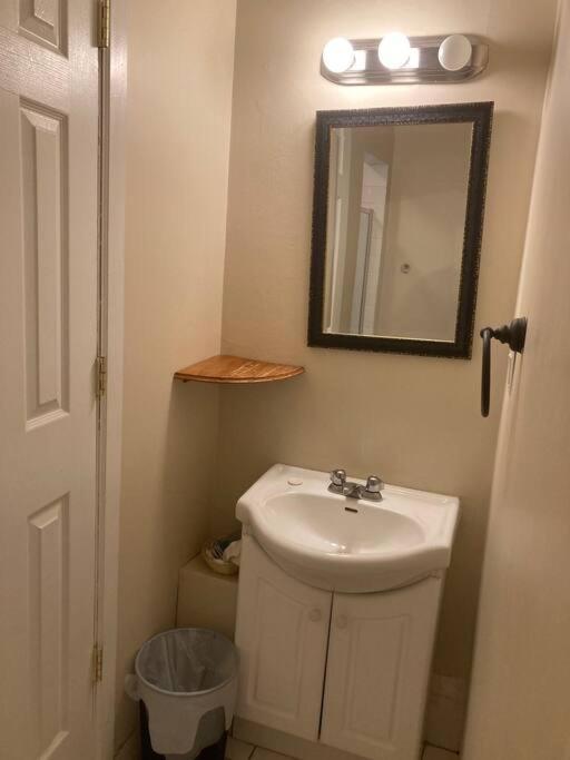 Queen Bed With Private Ensuite Bathroom In Lakeview - 3d *