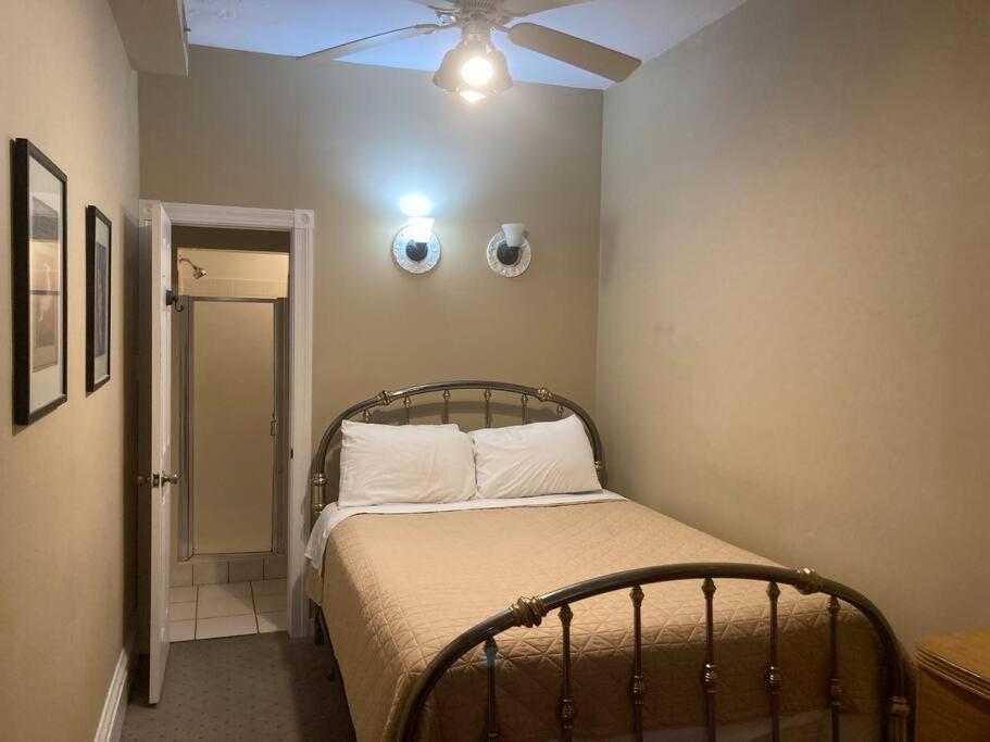 Queen Bed With Private Ensuite Bathroom In Lakeview - 3d Bed & Breakfast Chicago