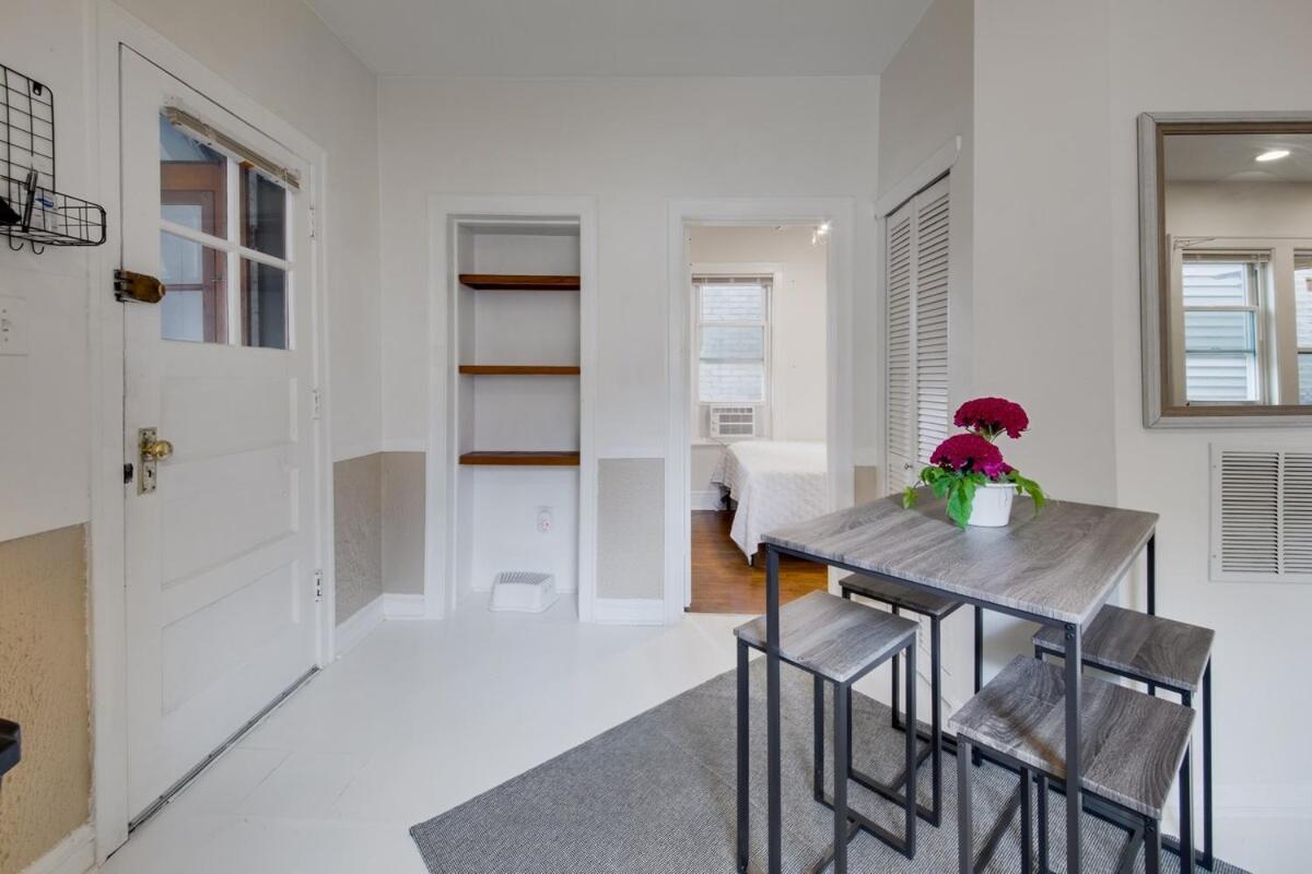 Lovely 2 Bedroom With Direct Porch Access Apartment *