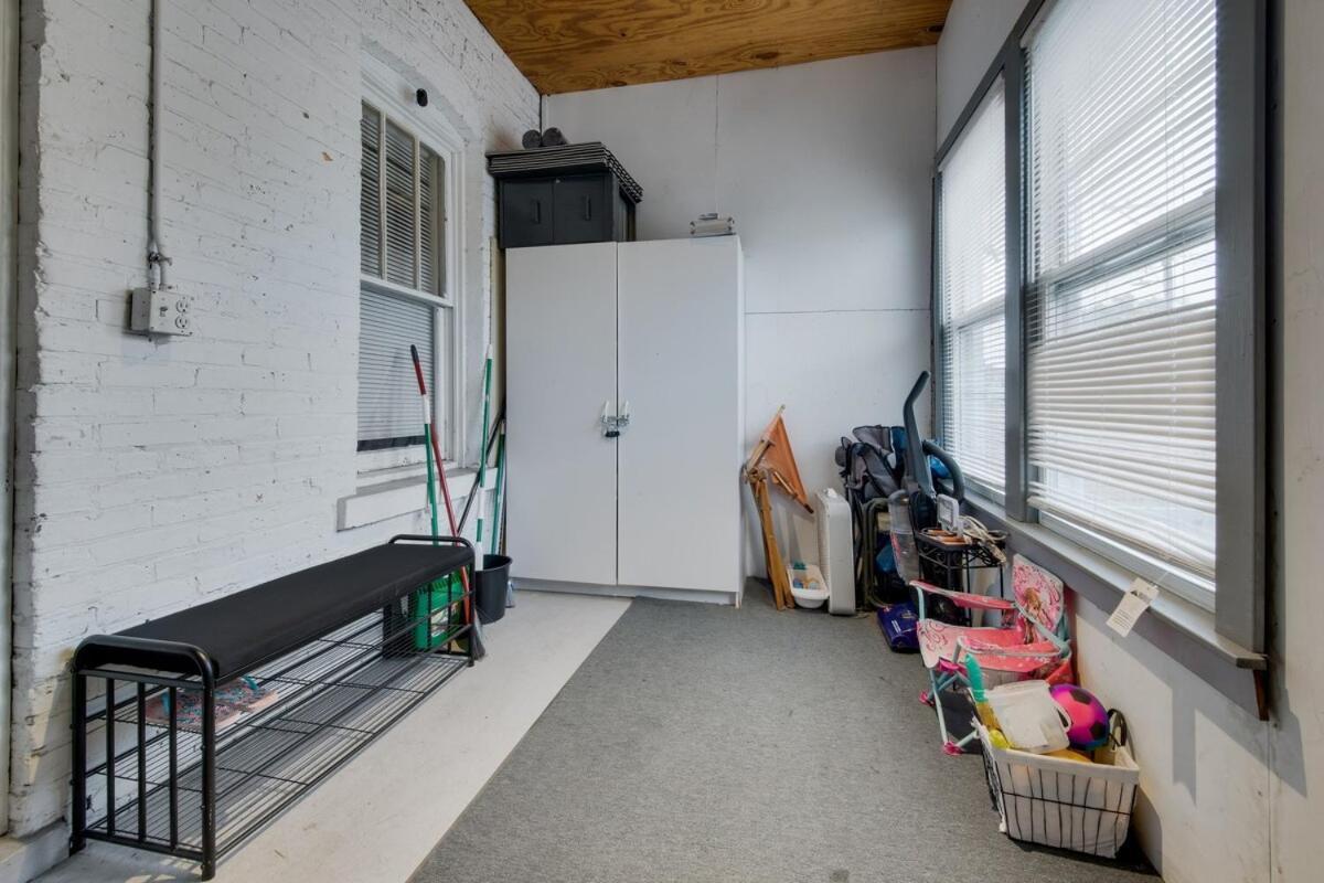 Lovely 2 Bedroom With Direct Porch Access *