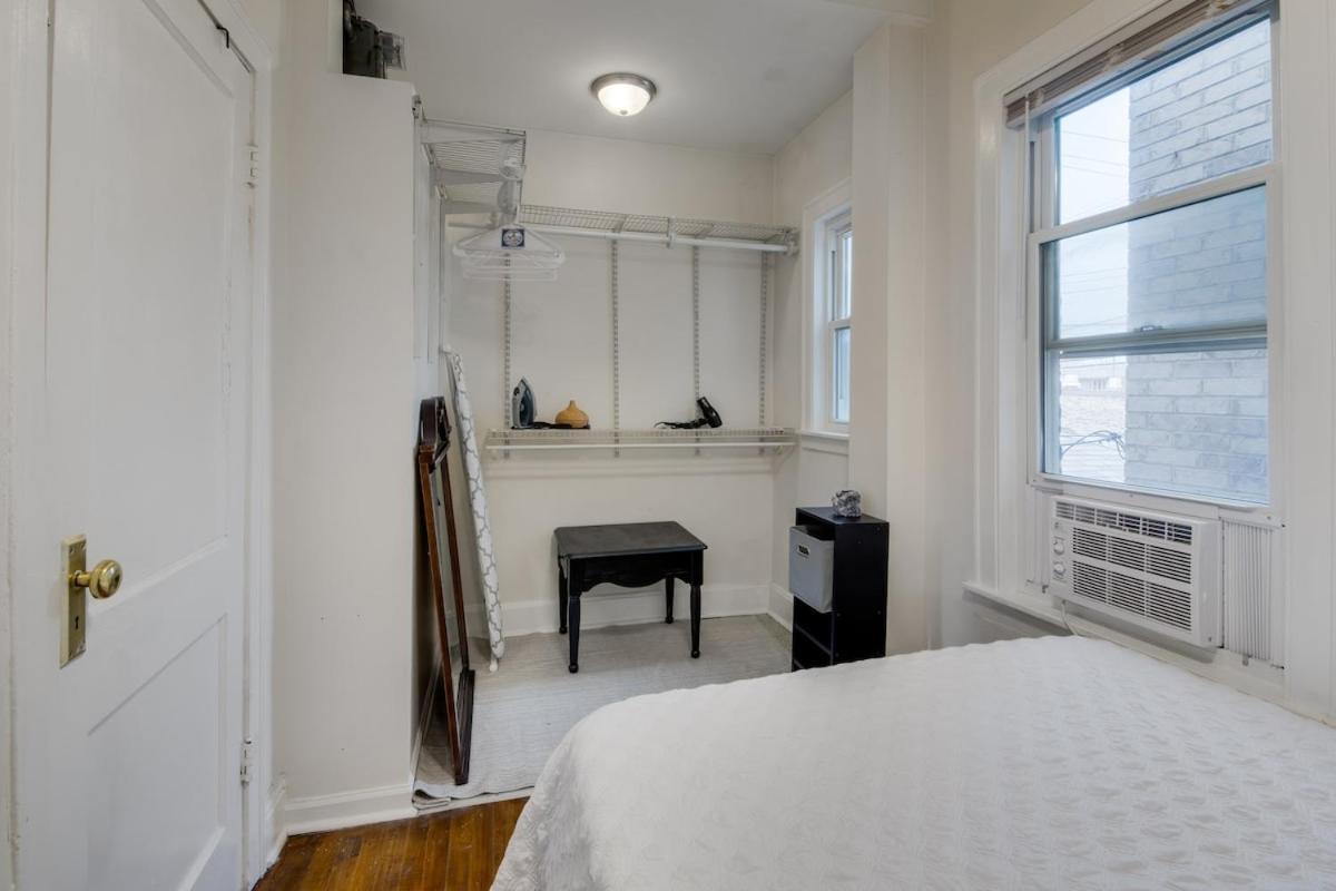 Lovely 2 Bedroom With Direct Porch Access Apartment *