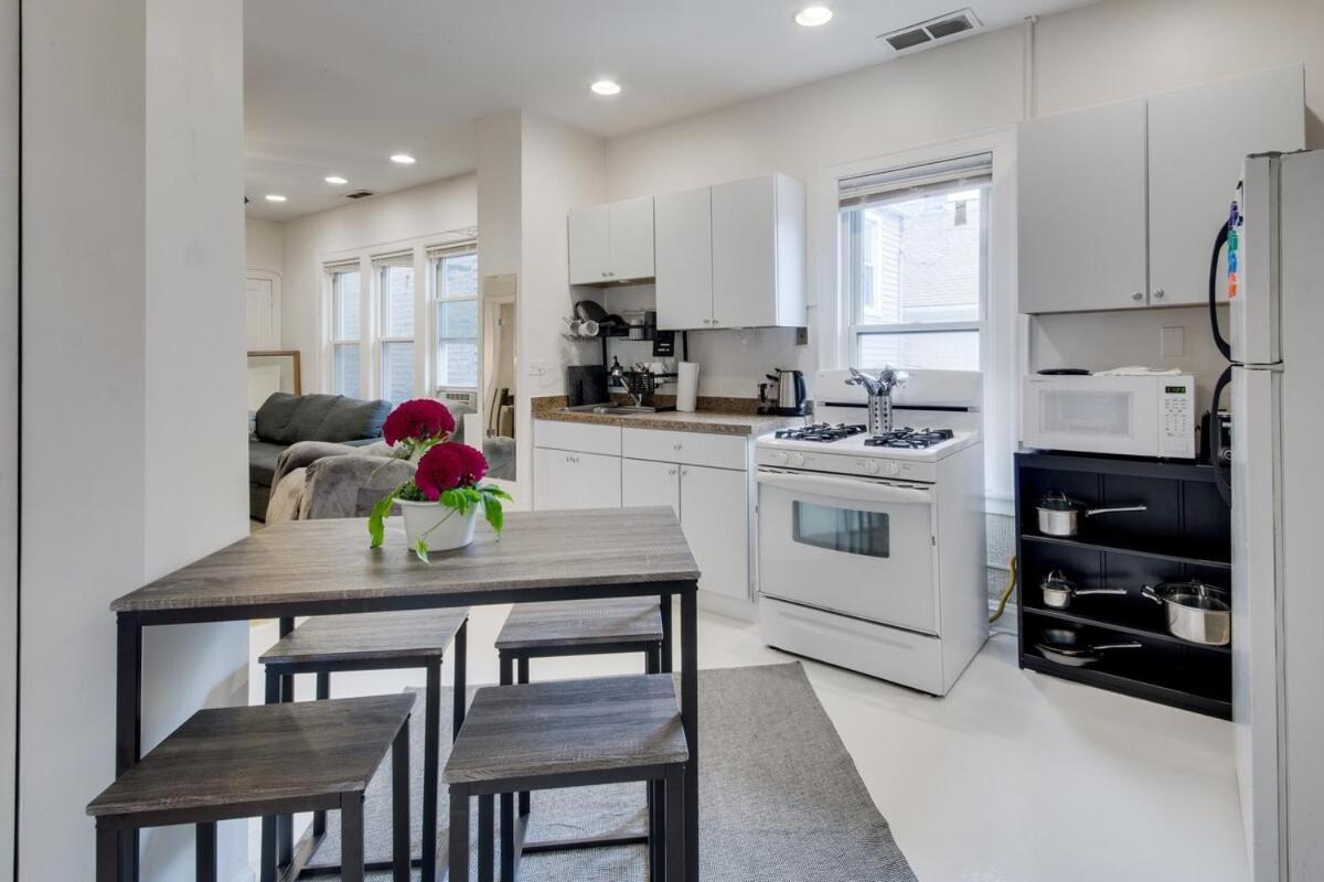 Lovely 2 Bedroom With Direct Porch Access Apartment Chicago
