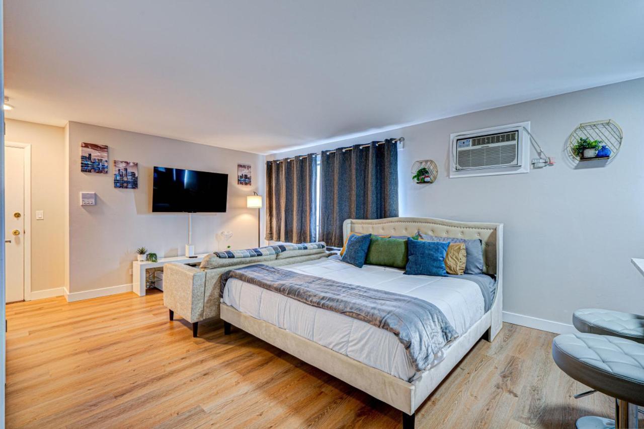 Luxury King Bed Remodeled Holiday home Chicago